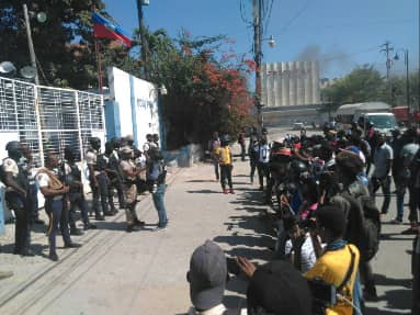 Haïti-Protestations : Un sit-in pour dénoncer l’ingérence malhonnête des États-Unis dans la crise