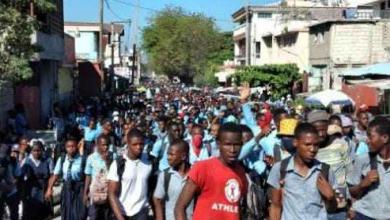 Des élèves du lycée Fritz Pierre-Louis dans les rues pour protester contre l'enlèvement de six élèves et d'un enseignant de l'école