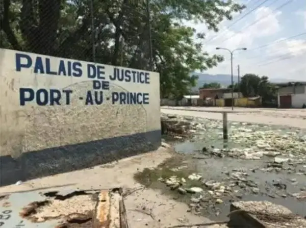 Port-au-Prince/Insolite : Fuite de trois (3) prisonniers alors qu'ils étaient au Parquet de Port-au-Prince